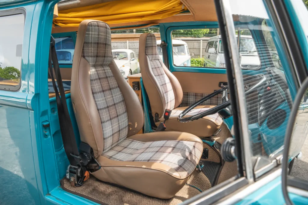 volkswagen-type-2-bay-window-dormobile-camper-van-turquoise-blue_0005