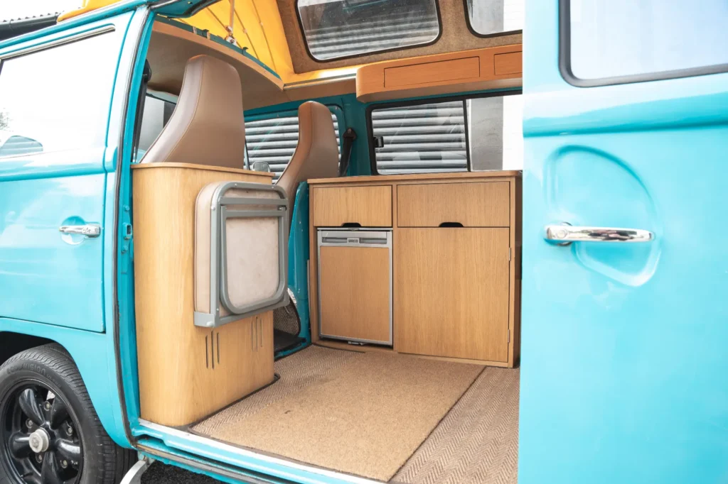 volkswagen-type-2-bay-window-dormobile-camper-van-turquoise-blue_0010