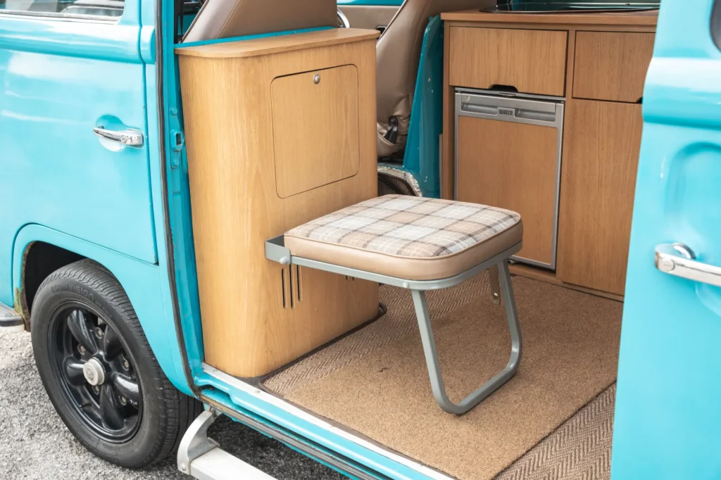 volkswagen-type-2-bay-window-dormobile-camper-van-turquoise-blue_0011