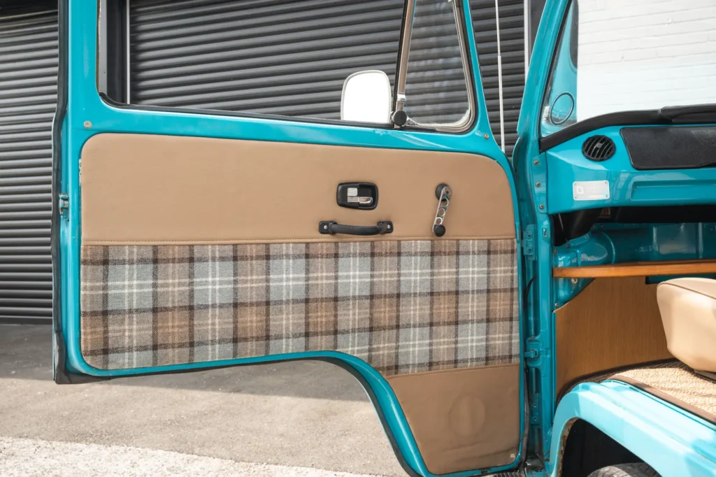 volkswagen-type-2-bay-window-dormobile-camper-van-turquoise-blue_0021