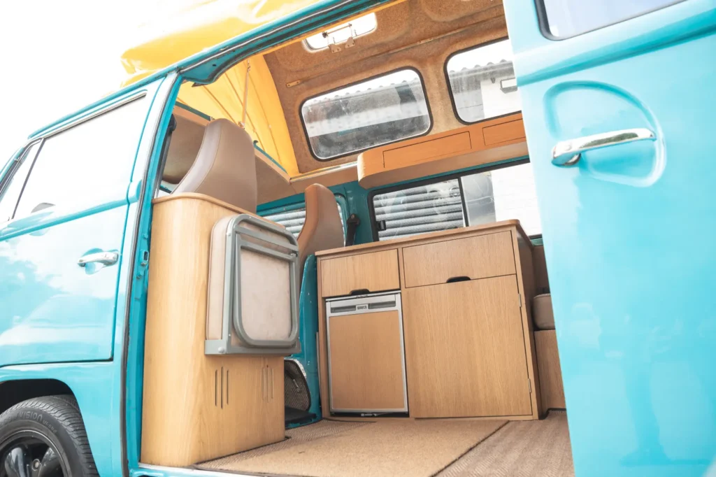 volkswagen-type-2-bay-window-dormobile-camper-van-turquoise-blue_0036
