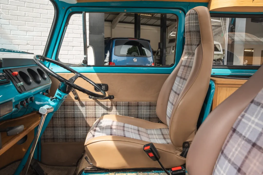 volkswagen-type-2-bay-window-dormobile-camper-van-turquoise-blue_0038