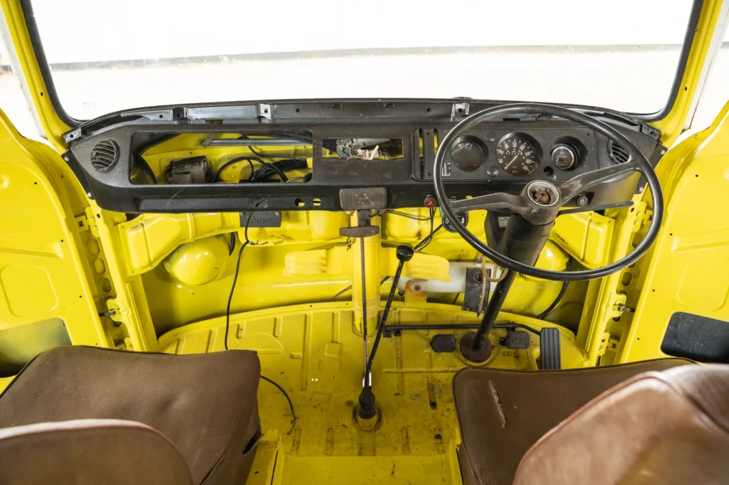 Volkswagen-bay-window-type-2-camper-van-project-yellow_0005