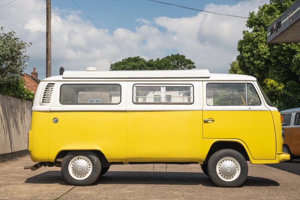Volkswagen-bay-window-type-2-camper-van-project-yellow_0012