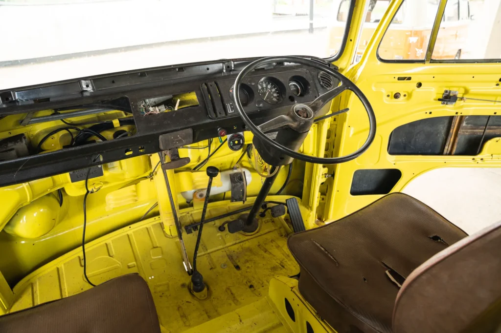 Volkswagen-bay-window-type-2-camper-van-project-yellow_0015