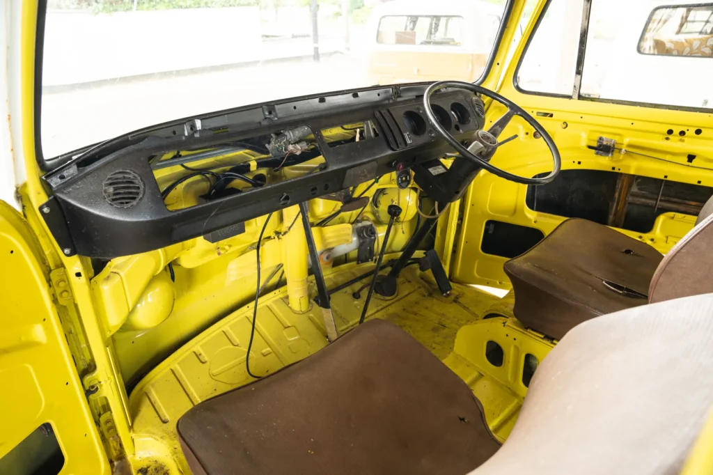 Volkswagen-bay-window-type-2-camper-van-project-yellow_0027